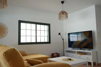 Una televisión o centro de entretenimiento en Casa Notas de Color Y Sal