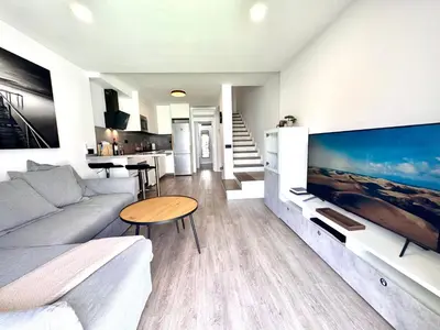 Una televisión o centro de entretenimiento en New Garden Solarium Bungalow