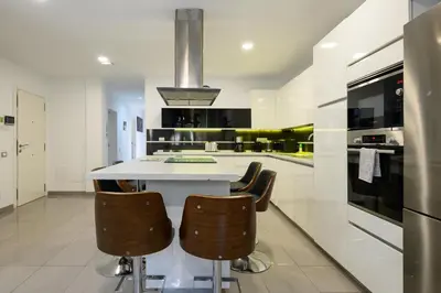 Una cocina o zona de cocina en HJS Plaza Suites Apartments I