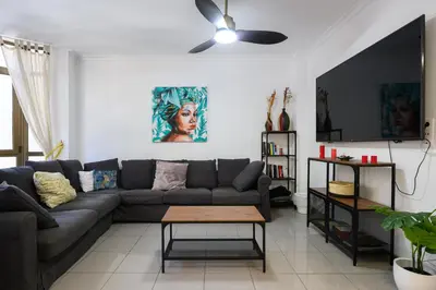 Una televisión o centro de entretenimiento en HJS Plaza Suites Apartments I