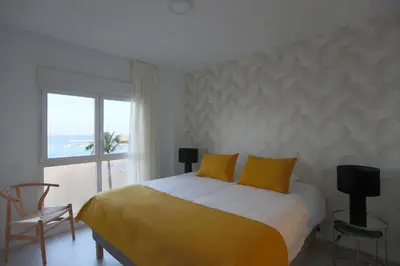 Cama o camas de una habitación en Apartamento frente a la playa de Las Canteras S2