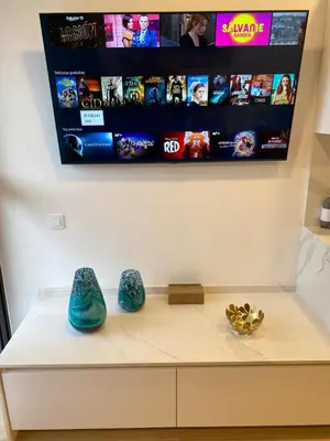 Una televisión o centro de entretenimiento en Ocean Front Cura Beach