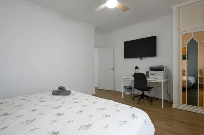 Una televisión o centro de entretenimiento en HJS Plaza Suites Apartments II