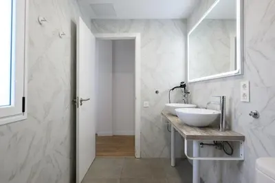 Un baño de HJS Plaza Suites Apartments II