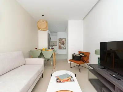 Una televisión o centro de entretenimiento en Royal Suites-Viviendas Vacacionales