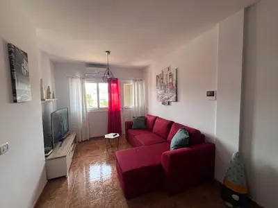 Una televisión o centro de entretenimiento en Melo Home Vecindario-Near AirPort-Elevator-Garage