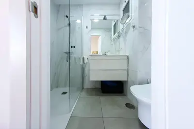 Un baño de Studio with Small Balcony