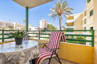Un balcón o terraza de Apartamento Tropical en playa del inglés