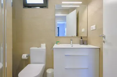Un baño de Brand New 2BR with Auto Check-In
